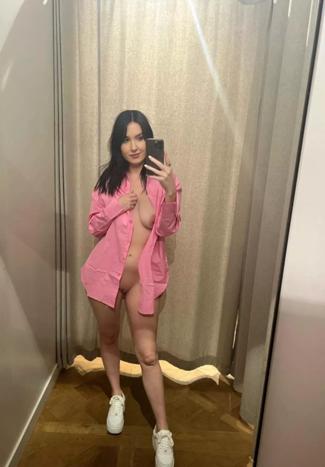 30yo mom and wife who likes meeting strangers in the changing rooms… you coming? 