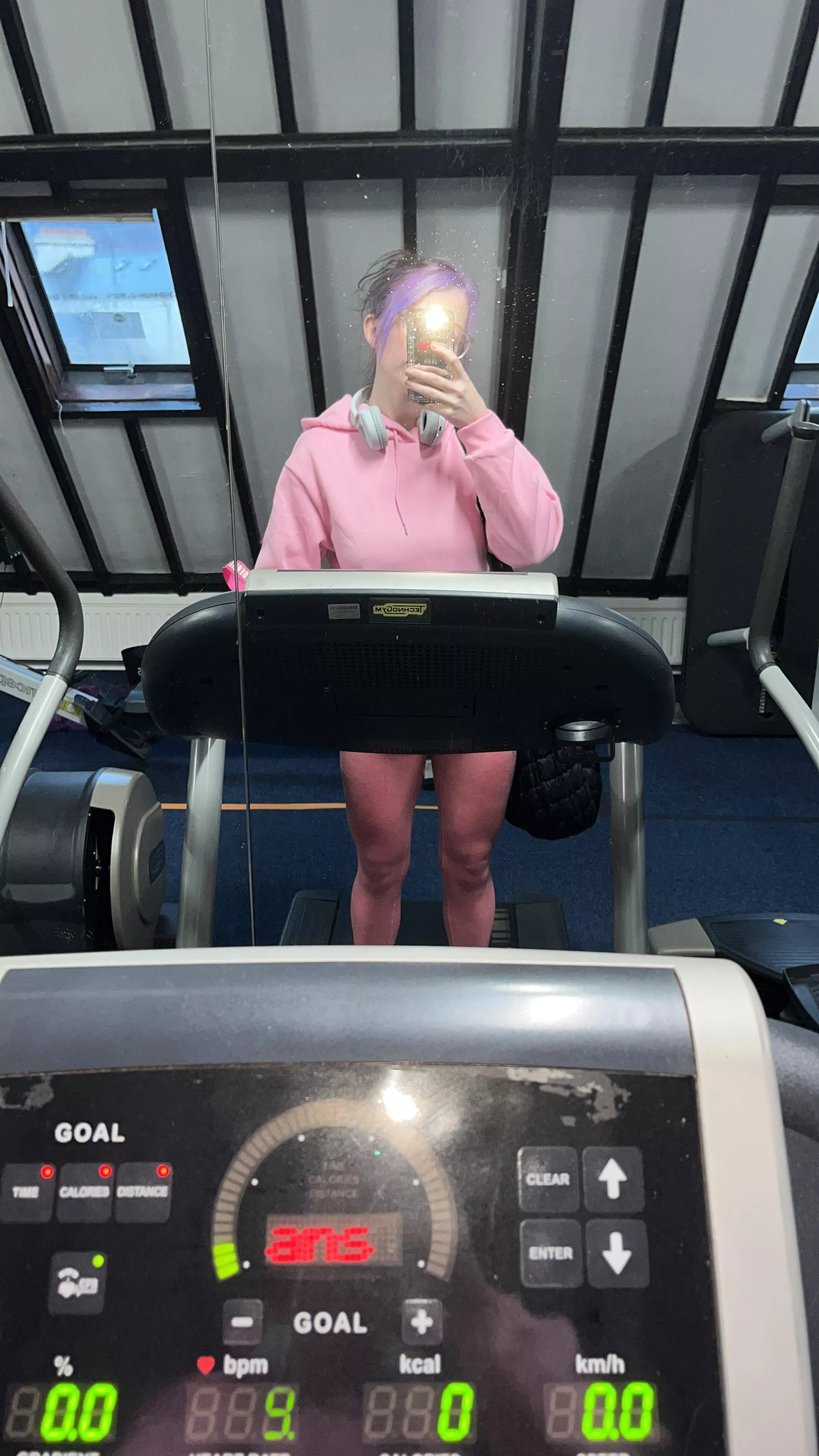 About to warm up…. You coming to workout with me? 