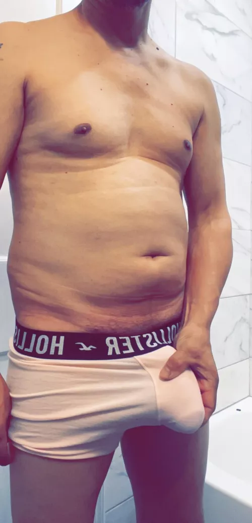 Dad Bod.. who’s making me take it off. DM ? 