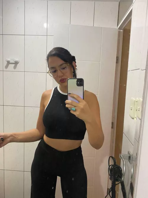 Eyeing up my outfit? Tell me what you think.