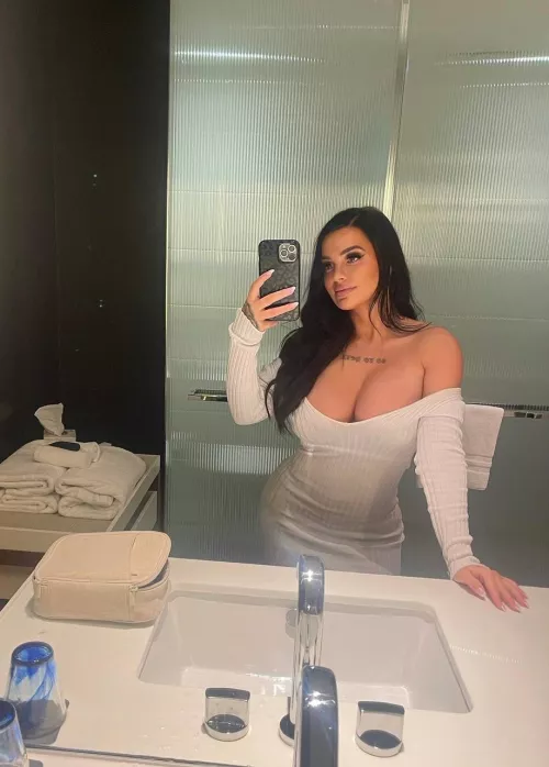 Eyes on me, baby. Always on me!