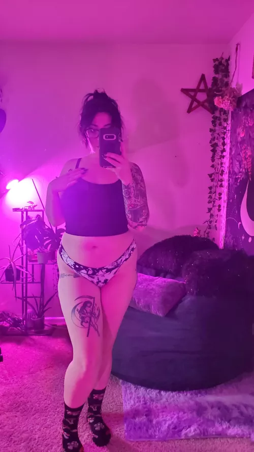 For the ones that like curvy tattooed women 