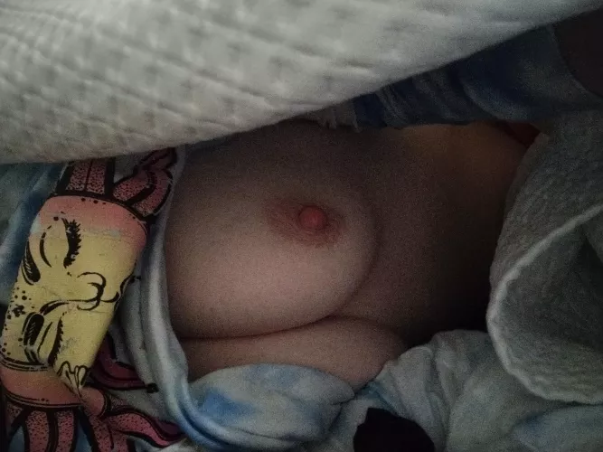 Good morning 🌞 under the covers peeking through 💗