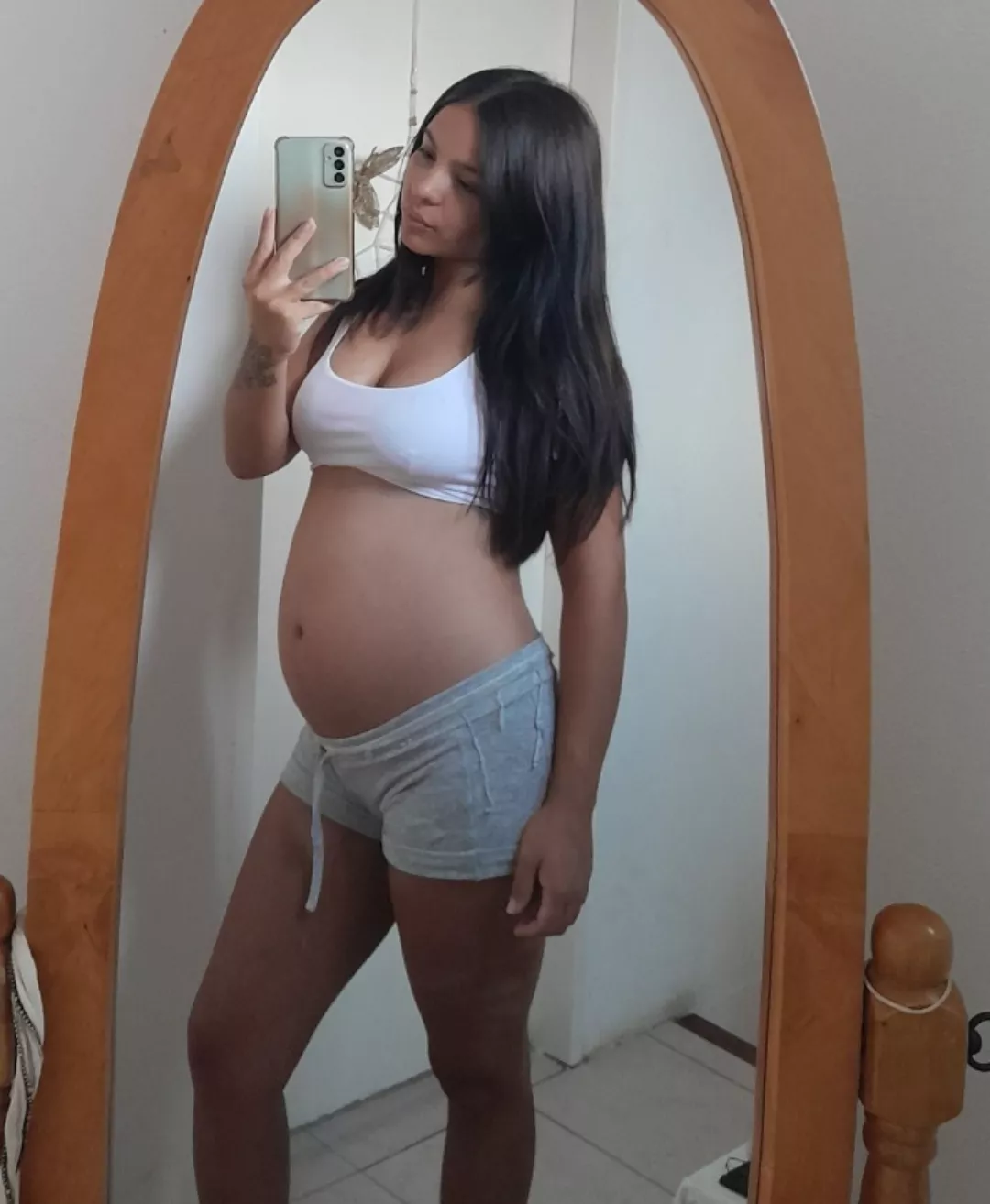 Hello!  I'm new, small body, 32 weeks pregnant, how does it look?