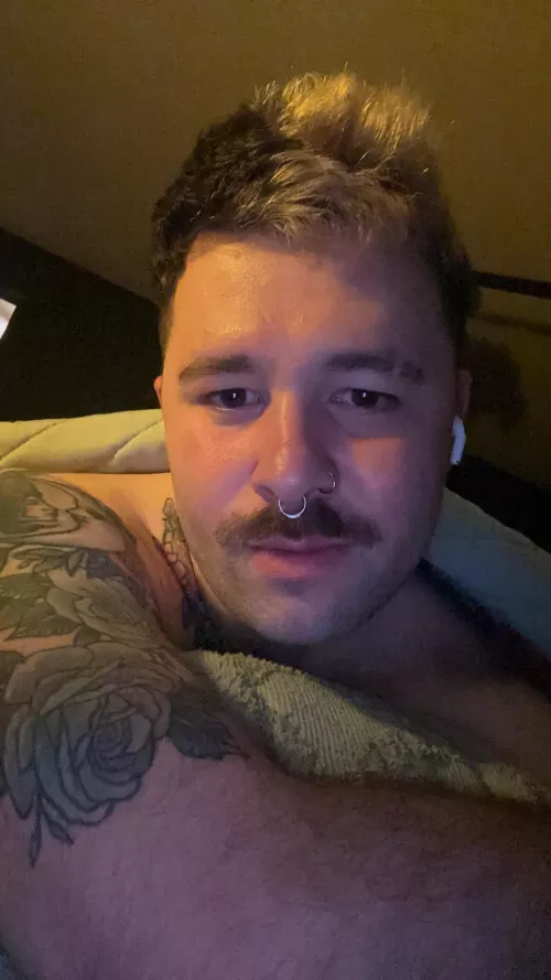 Helooooo much πcome cuddle and play games in bed