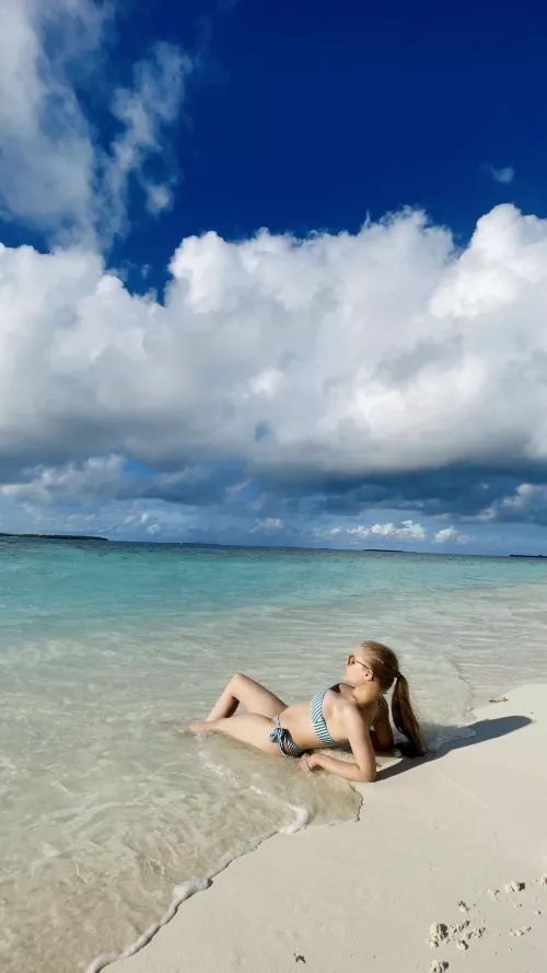 I can’t figure out what I like more: the mesmerizing sky or the perfectly azure ocean!