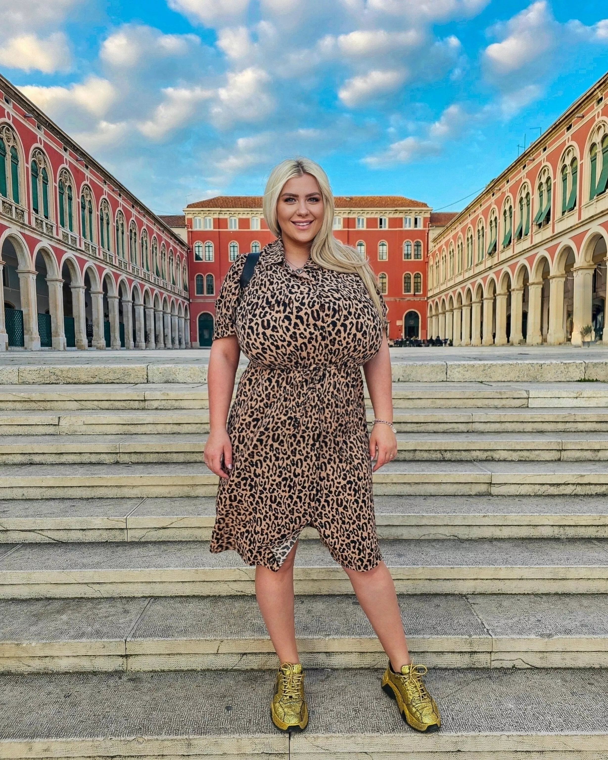 I may seem like a cuddly kitten, but I'm a wild cat. 🐈🐆