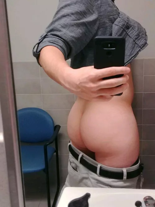 I'm like a 90% top... But how does my ass look?