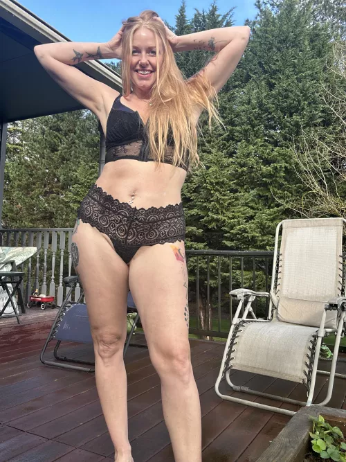 Lounging in the backyard in this little lace outfit today 😼