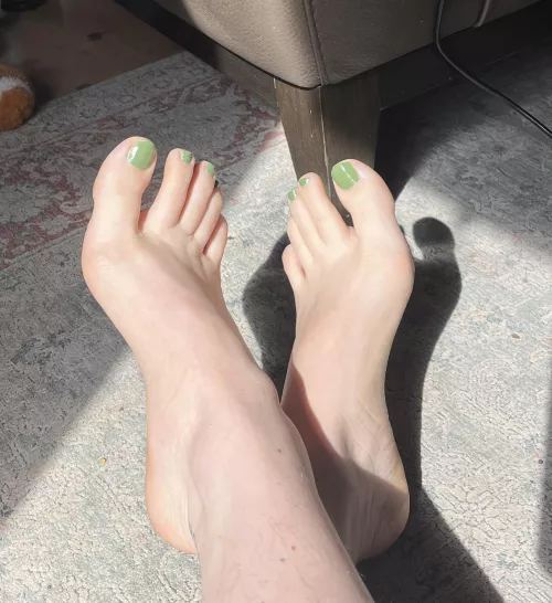 love feeling the sun on my toes💚☀️