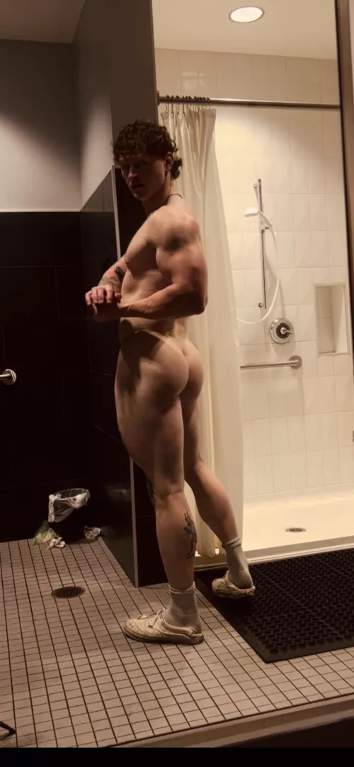 Making a habit of getting naked in the gym🙈