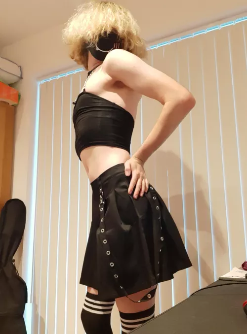 messy floofy hair or tummy out >.< which is better?