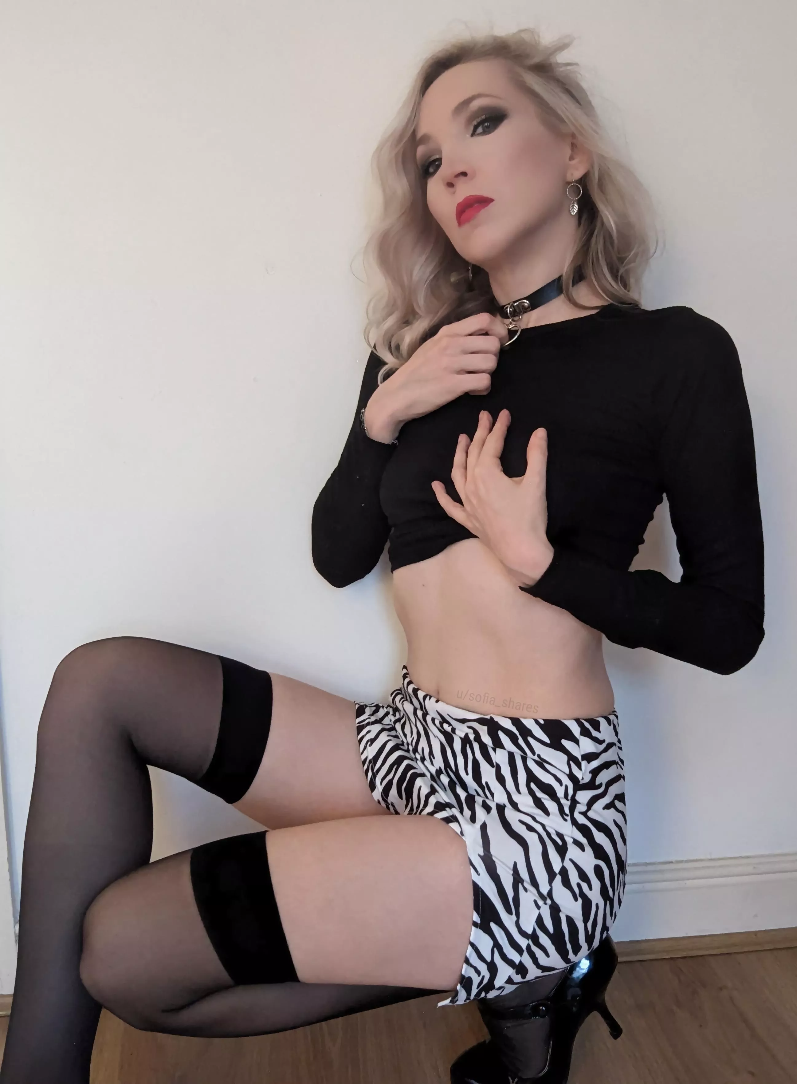 Not sure if it's the skirt, hold-ups or collar…but I love this outfit 💋