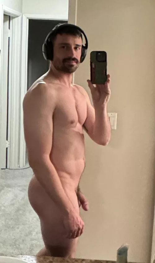 One grainy little nude couldn’t hurt, right?