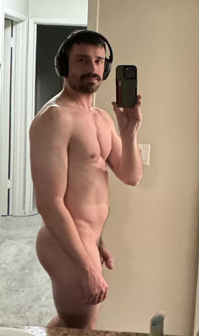 One grainy little nude couldn’t hurt, right?