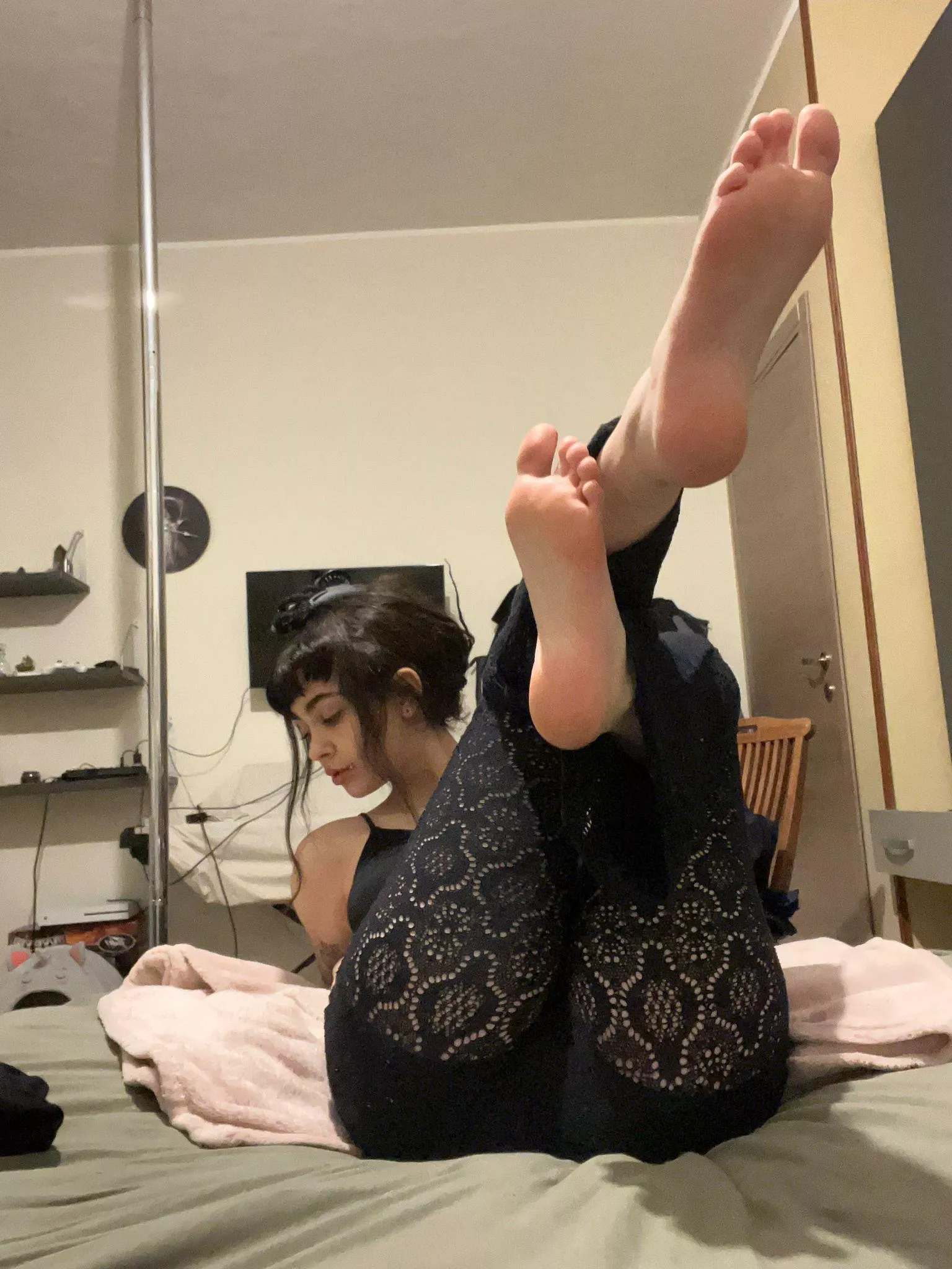 say yes if you would worship my feet :)