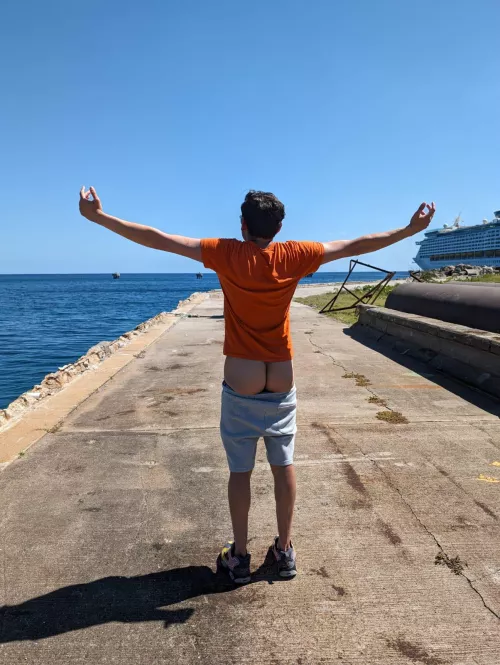 The sea breeze feels so amazing! 