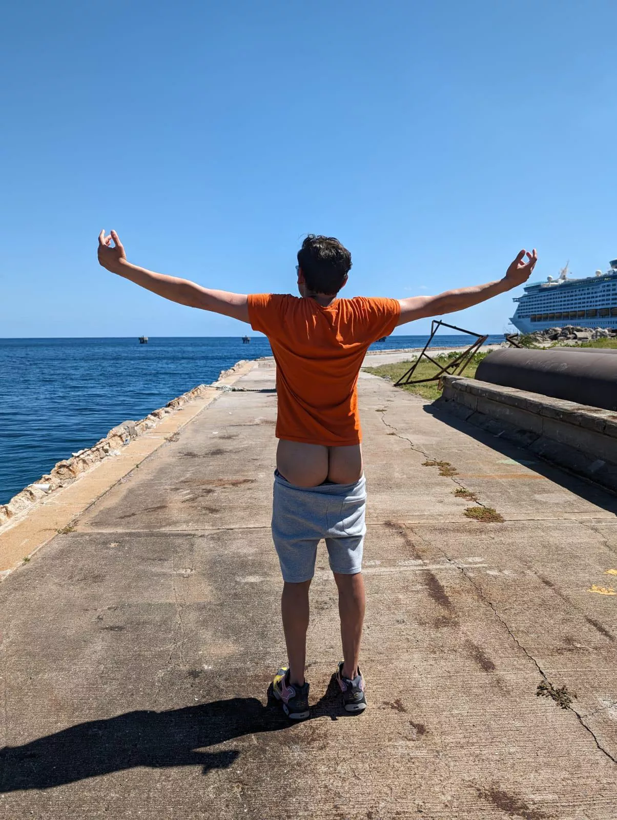 The sea breeze feels so amazing! 