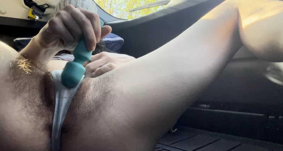 Thongs don’t stand a chance at containing my bush 😋