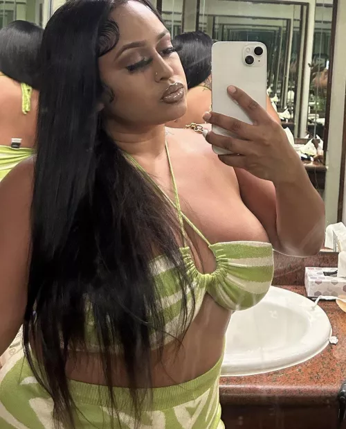 Who has her 🤑🤑👀