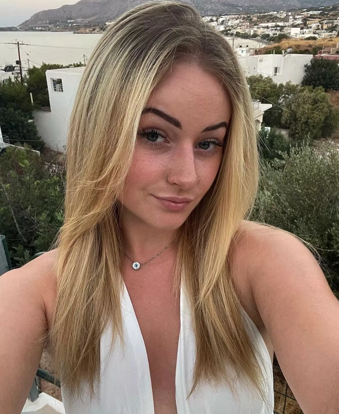 Would anyone want to cum in my gorgeous slutty fiance? What would be hotter before the wedding or on the wedding night?