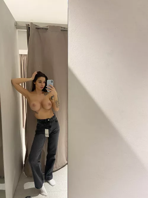 your girlfriend sent you another shopping photo while you're at work