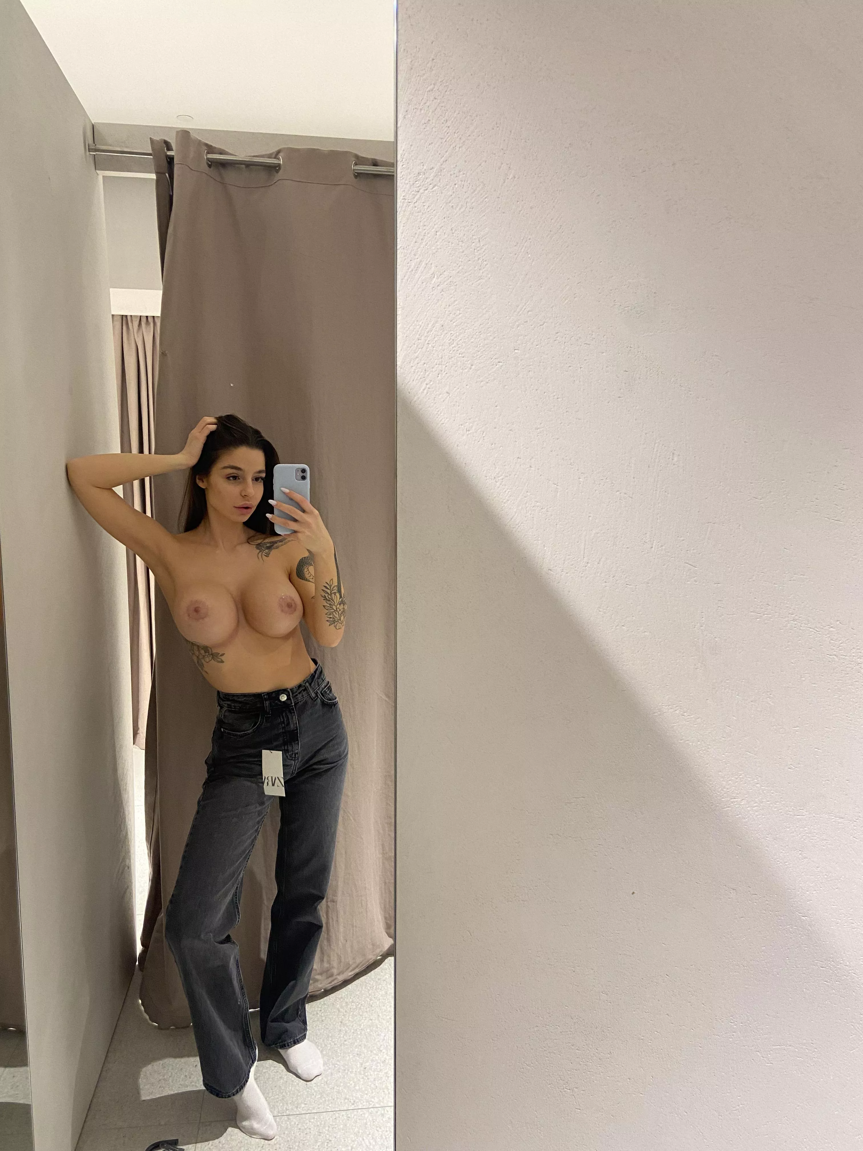 your girlfriend sent you another shopping photo while you're at work