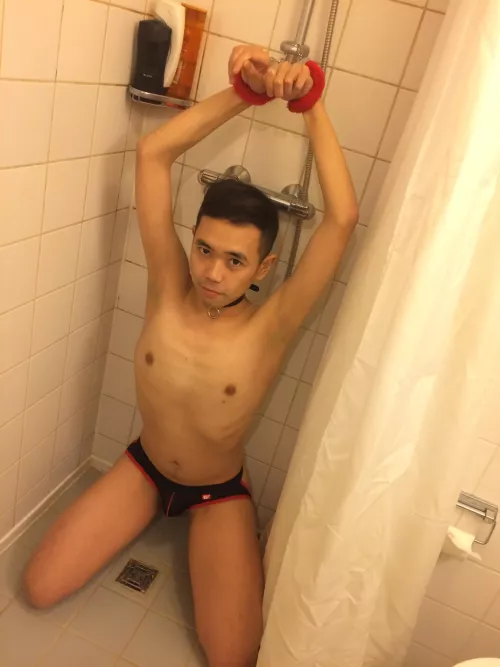 A fag for deep throating in the shower 