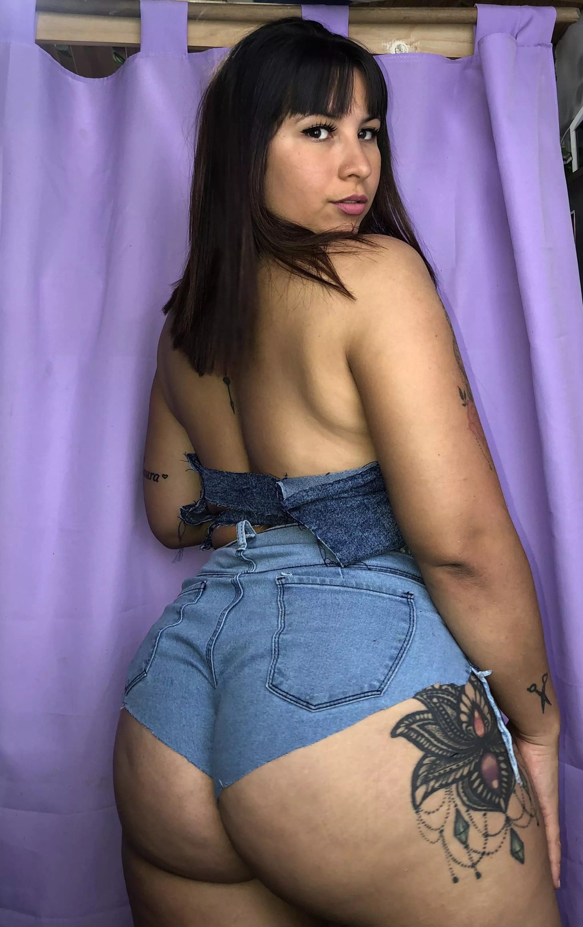 A very big Latin ass. You want to take a bite out of it 