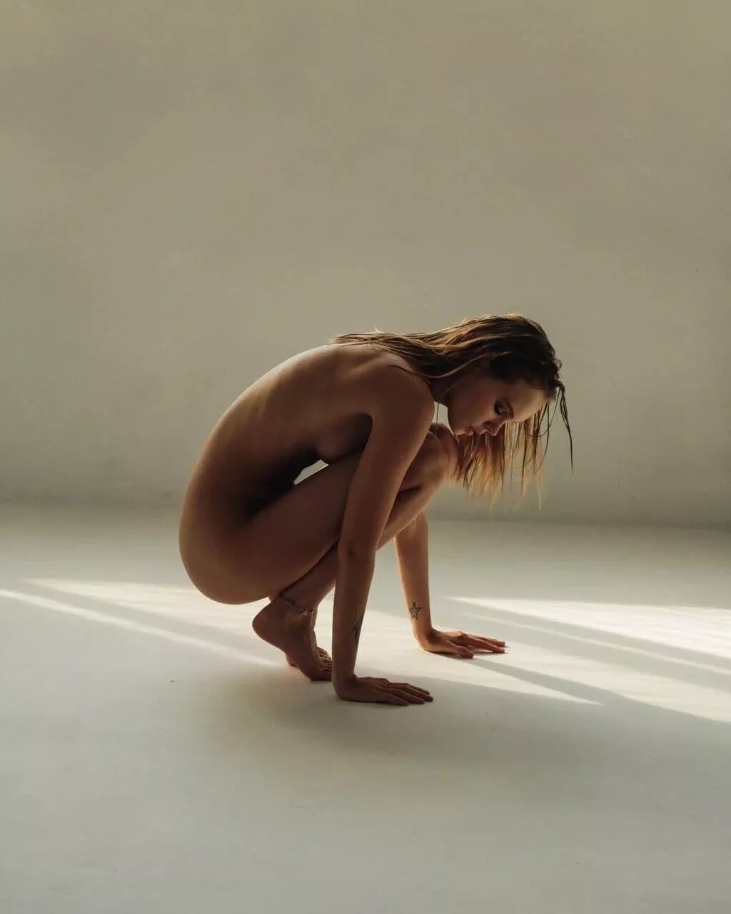 Anastasiya Scheglova crouching nude