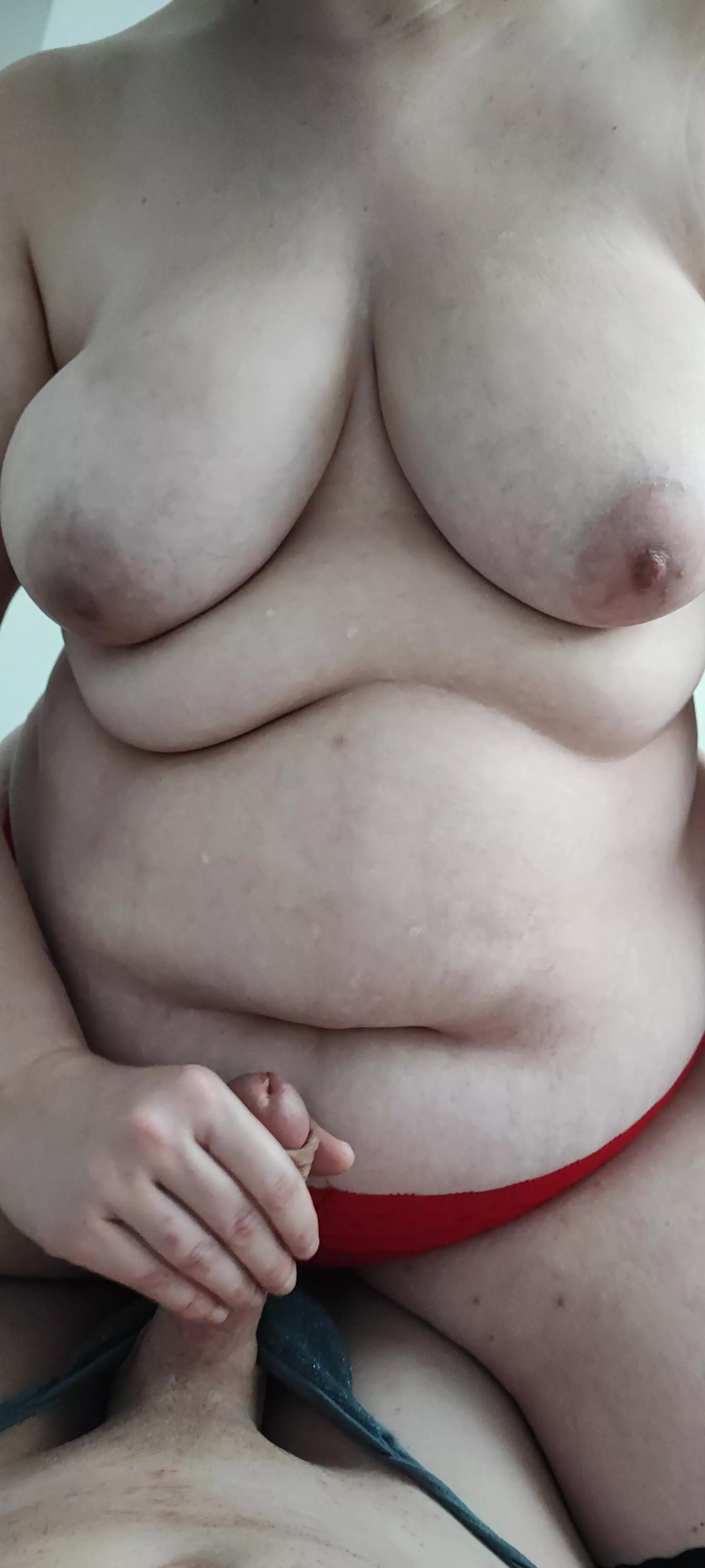 Der Schwanz meines Freundes ist mir zu klein, deswegen wird er nur noch gewichst, ich brauche was größeres/ Dickpics erwünscht