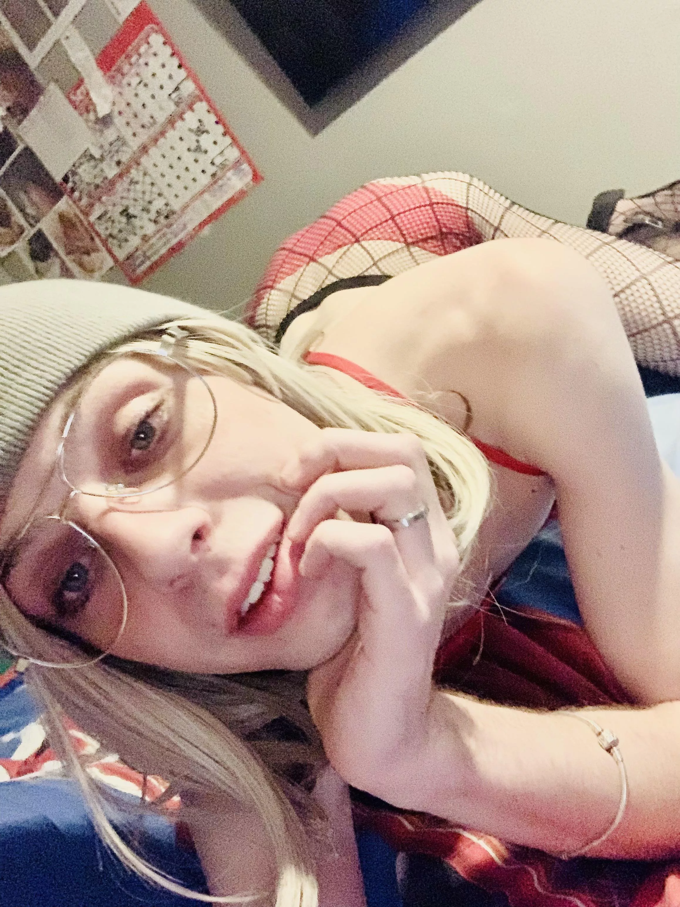 Hi im new here 👋😬