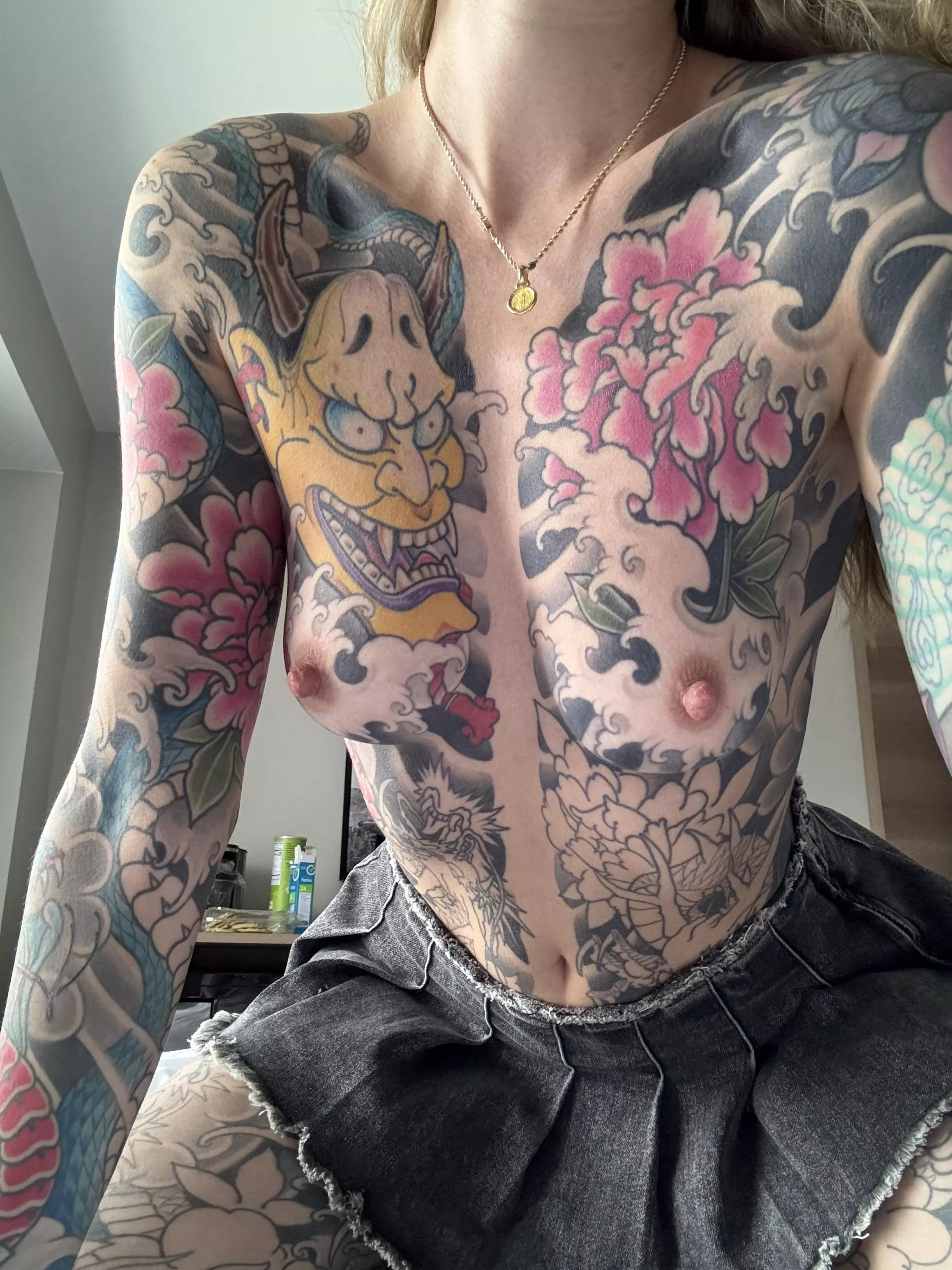 I like men who try to look up my skirt 