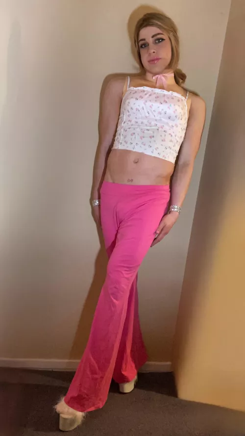 In love with flairs, chokers and crop tops! They make me feel so cute! Xx🥰