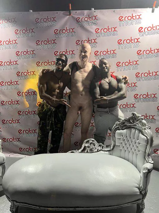 In my daily life I am a teacher and I love to go naked on stage! Nothing wrong with it 😎