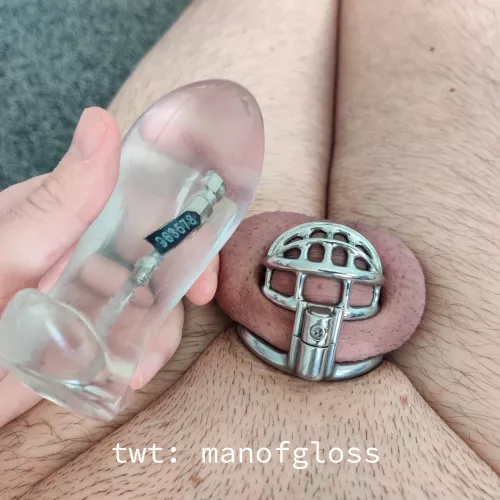 Keys close but securely inaccessible. I call it the keyplug