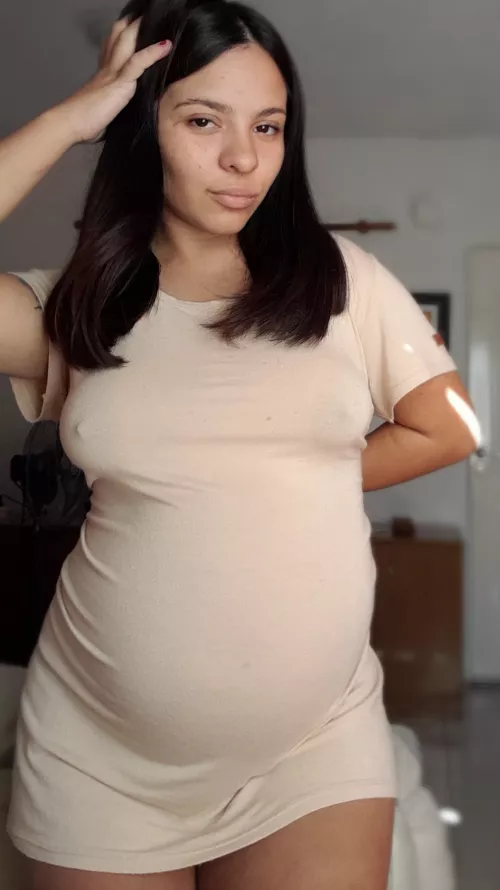 Latina, 34 weeks, would you like to receive my nudes?