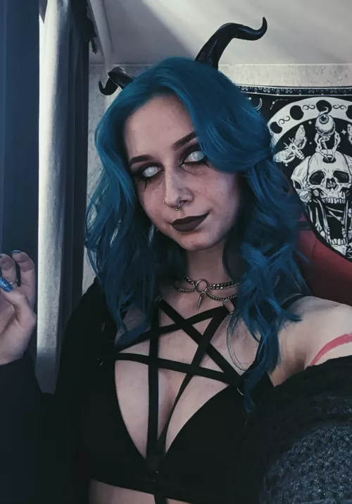 Pov: I'm your sleep paralysis demon 😈