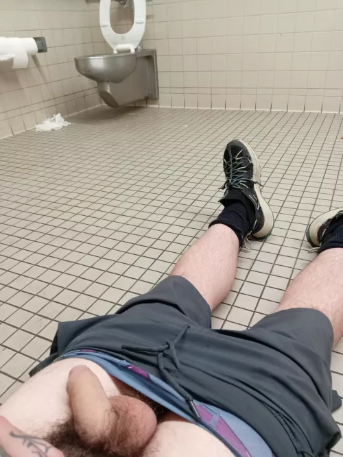 Public bathroom speed gooning 🚽🚀