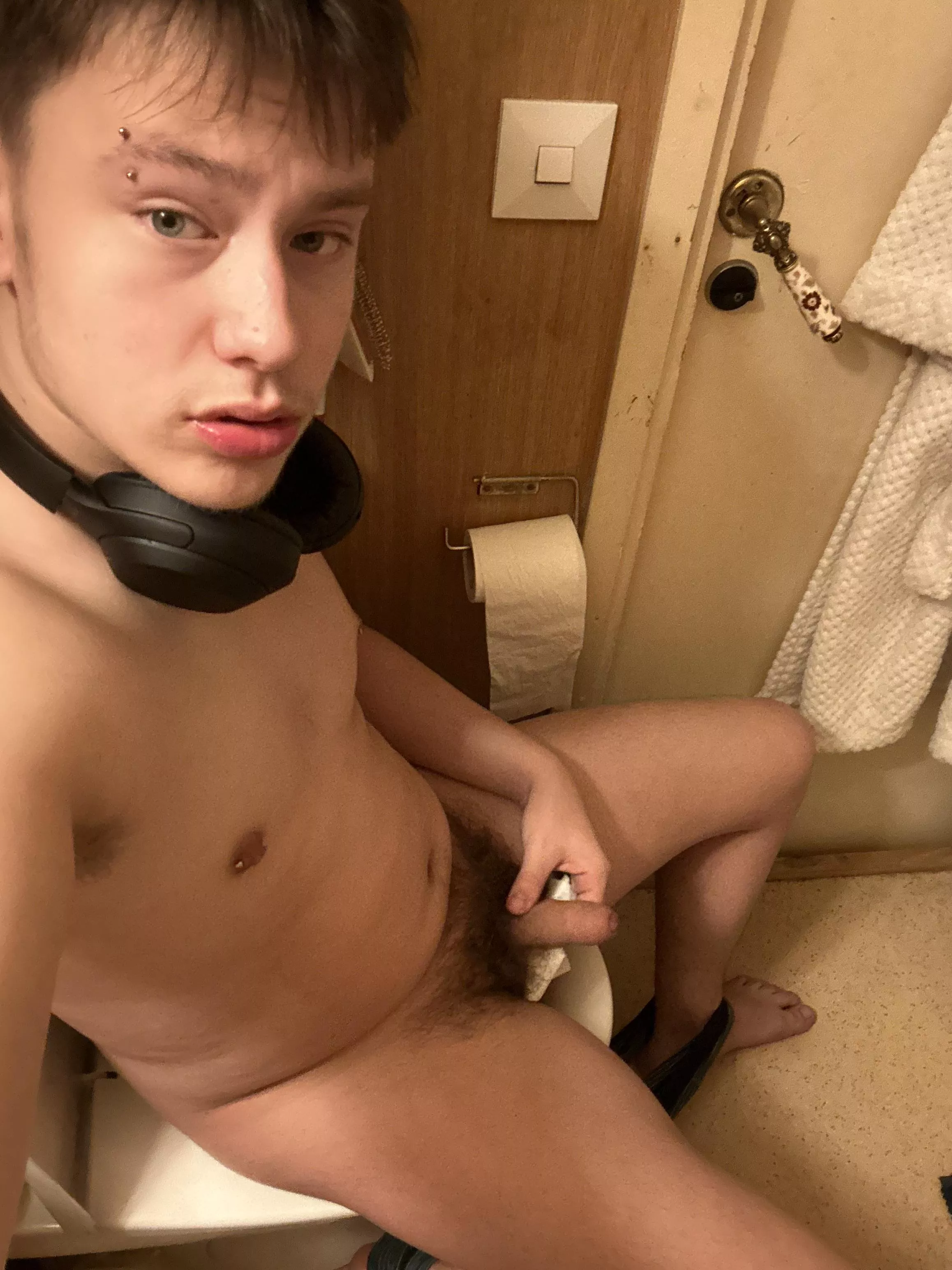 Quick tell me if you wana sip of my pee cuz I really gotta empty my bladder😵‍💫