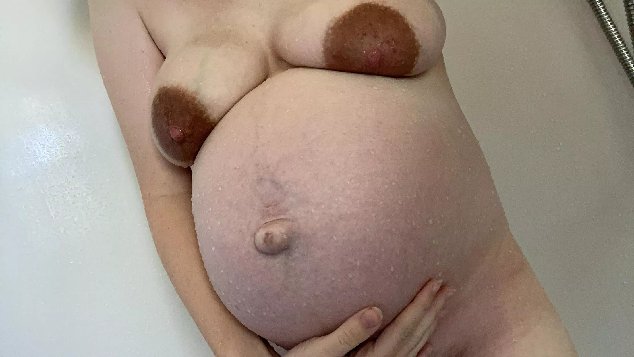 Steamy showers when pregnant turn me on 😍