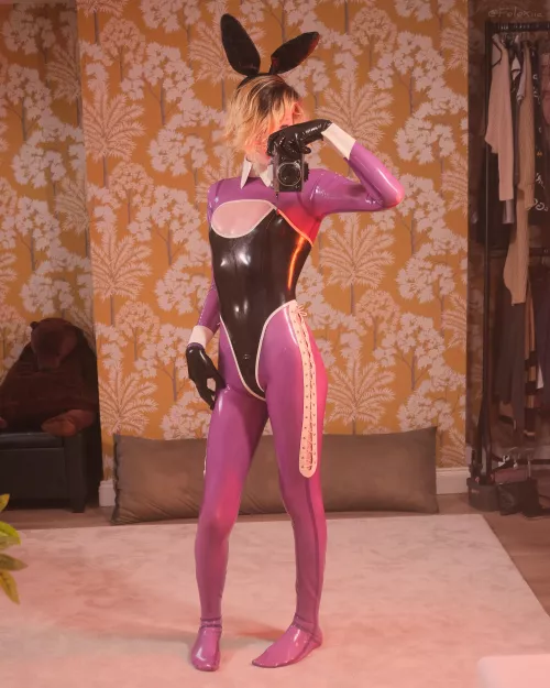 Suit so tight you can see the belly button outline ^^