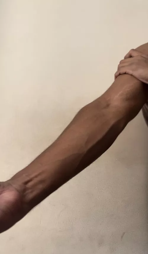 This hand needs to hold a cock or a boob.