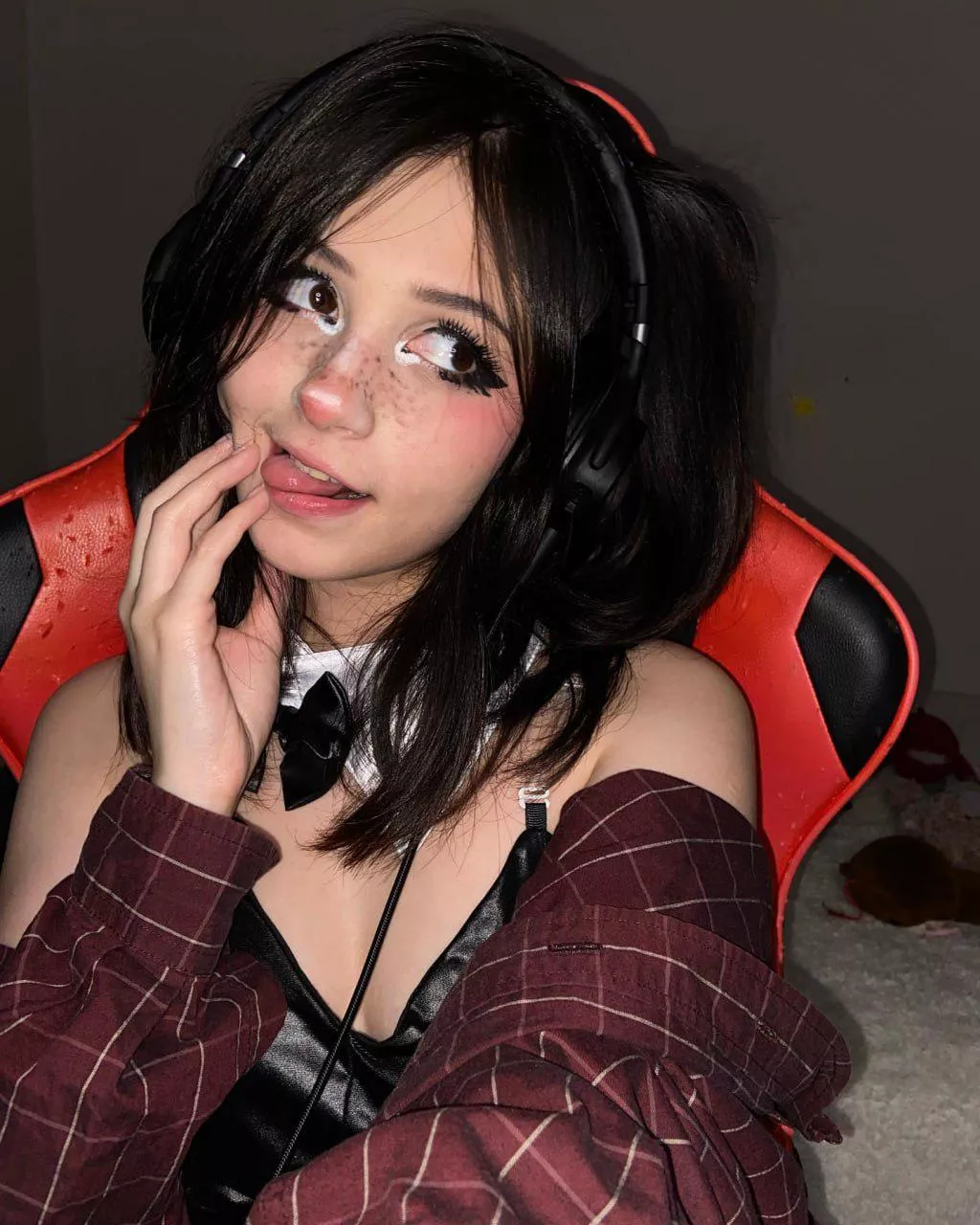 Who here could use a petite gamer nerd babygirl to cuddle and fuck