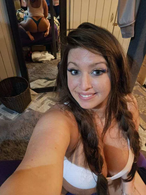 Would you smash a lonely mom.. yay or nay 