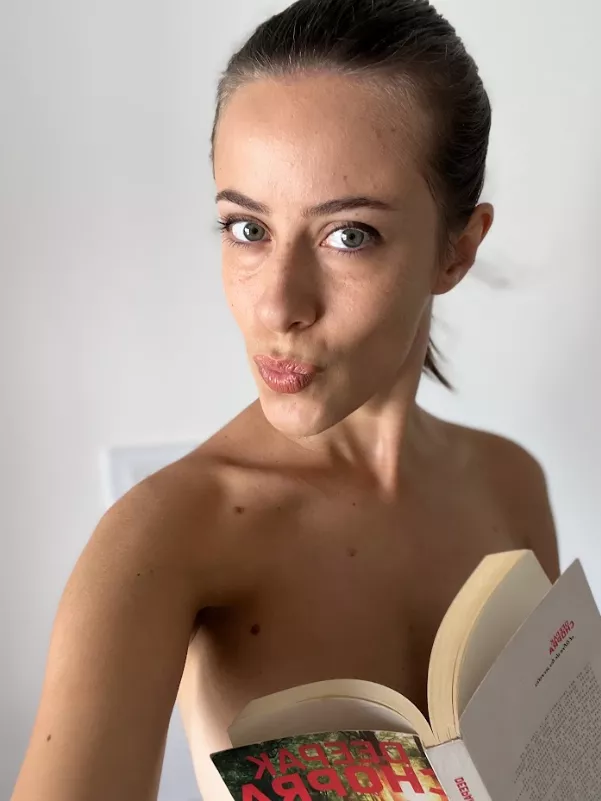 Yes brunettes reads books