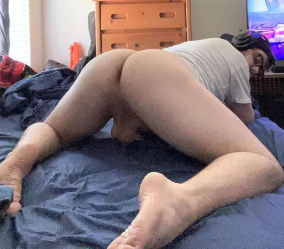 You walk in on your str8 roommate gaming like this… what do you do? 😳