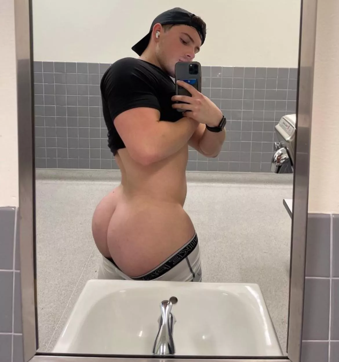 19 DL frat Bro looking for BWC or hung tops add me @ jaxonn330