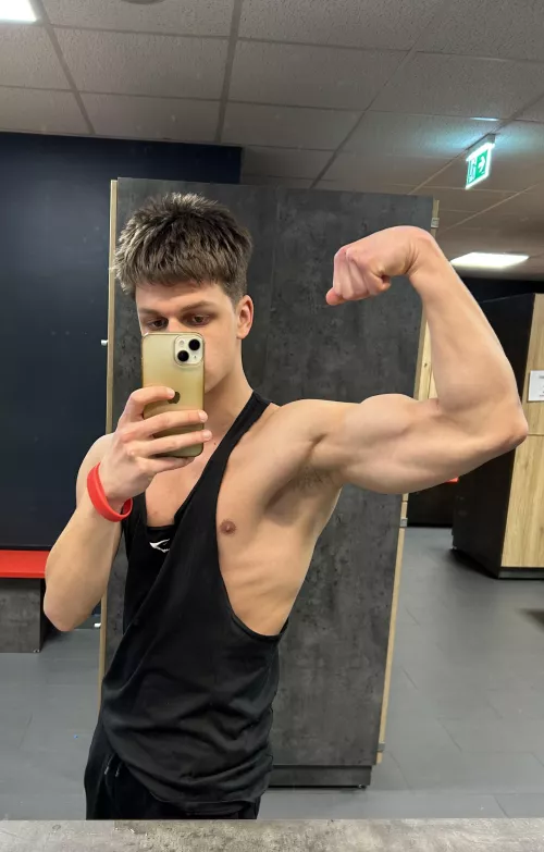 (19)Smell my sweaty pits 