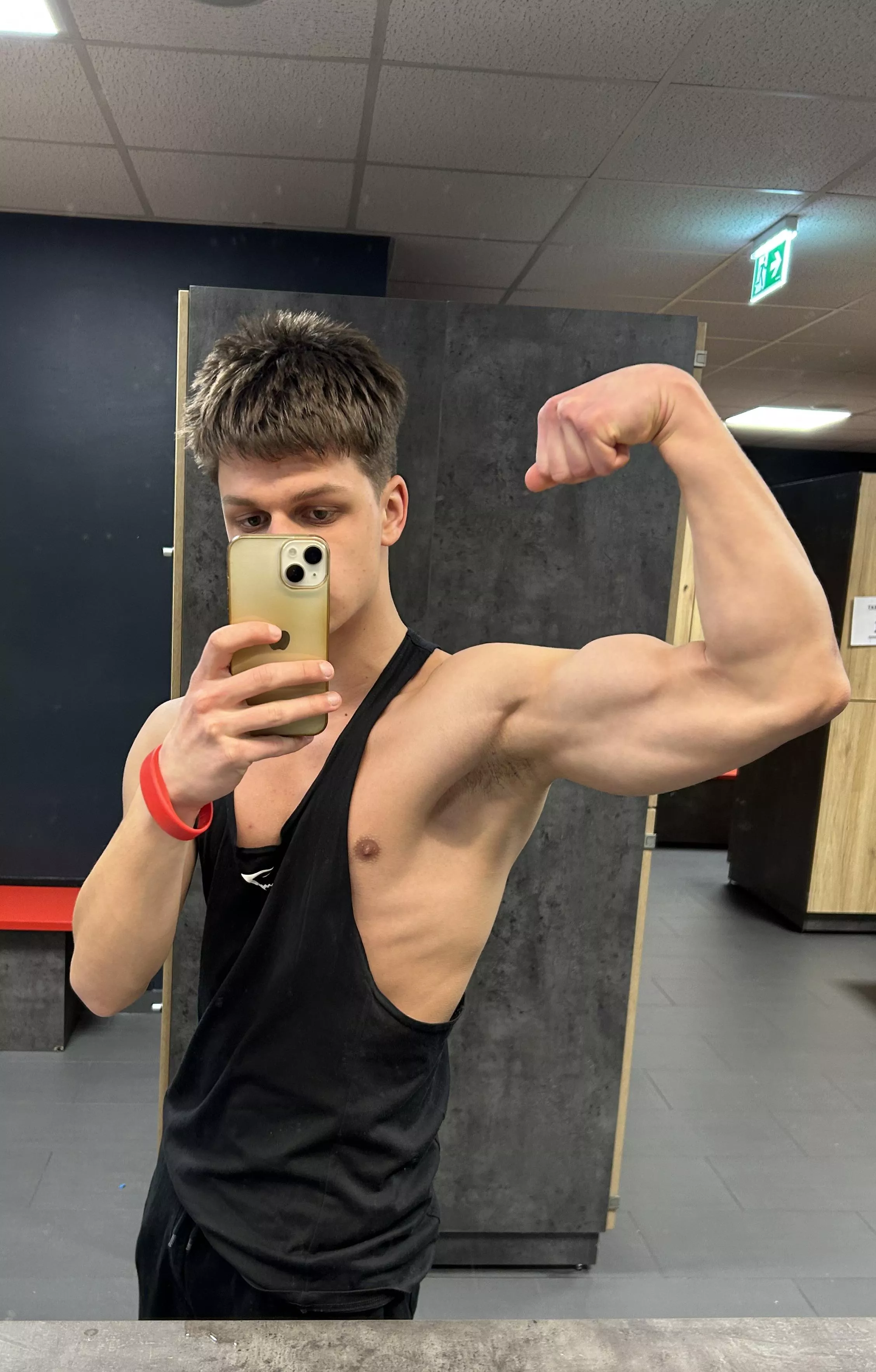 (19)Smell my sweaty pits 